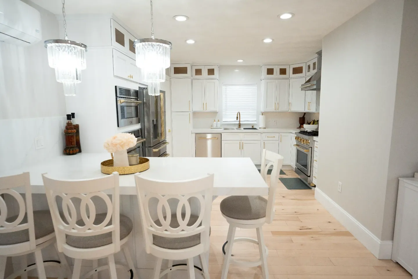 CabTec Sturbridge White shaker with quartz and gold